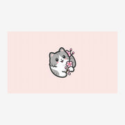 Chat mignon avec fleurs roses et blanches