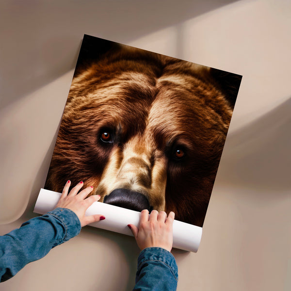 Ours brun en gros plan, regard direct style réaliste — Poster HP mat