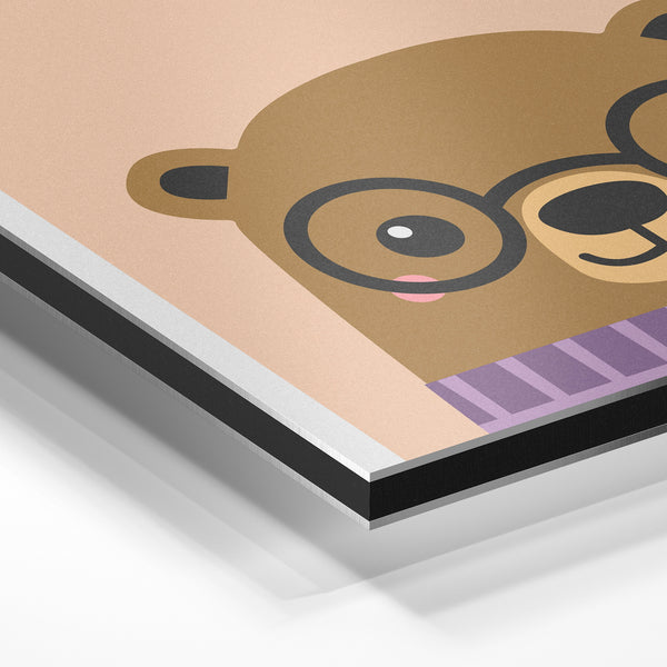 Ours à lunettes et pull géométrique beige et lilas — Aluminium Dibond