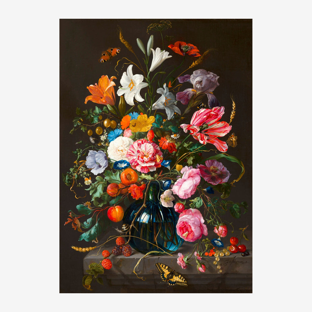 Bouquet floral abondant dans un vase bleu foncé sur fond marron, composé de roses, pivoines, iris et dahlias colorés, orné.