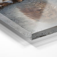 Gros plan de la matière : le tirage sous verre acrylique, tranche transparente visible.