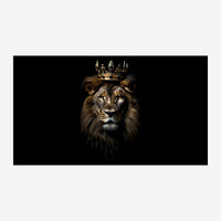 Portrait d'un lion majestueux portant une couronne dorée, sur un fond noir uniforme.