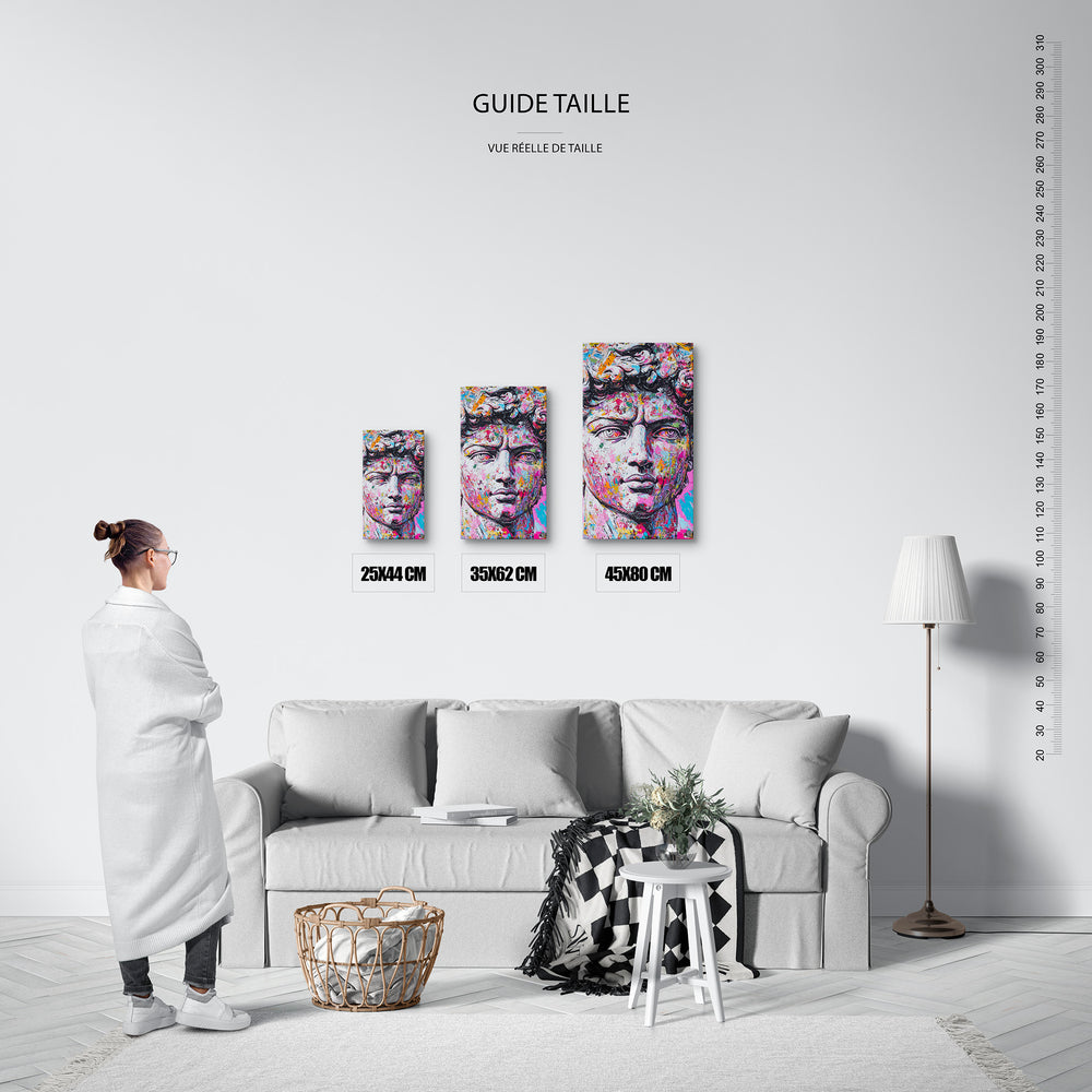 Guide des tailles : le tirage présenté dans ses 3 formats de vente, à l'échelle réelle sur un mur de salon, avec une règle en centimètres.