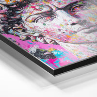 Gros plan du relief : la surépaisseur d'encre en lumière rasante sur aluminium Dibond.