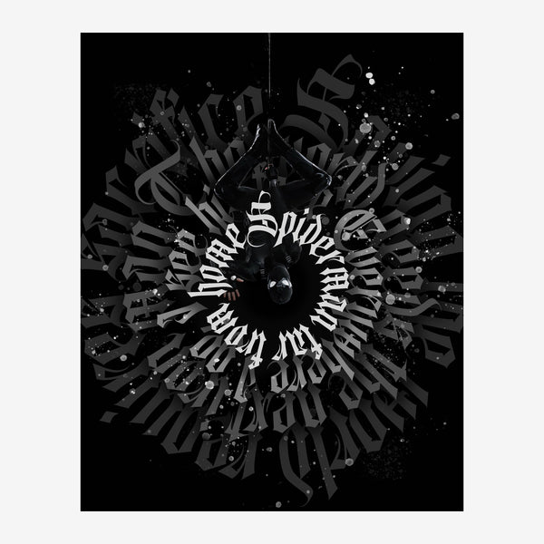 Composition monochrome montrant une silhouette humaine au centre entourée de lettres et de caractères typographiques.