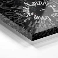 Gros plan de la matière : le tirage sous verre acrylique, tranche transparente visible.