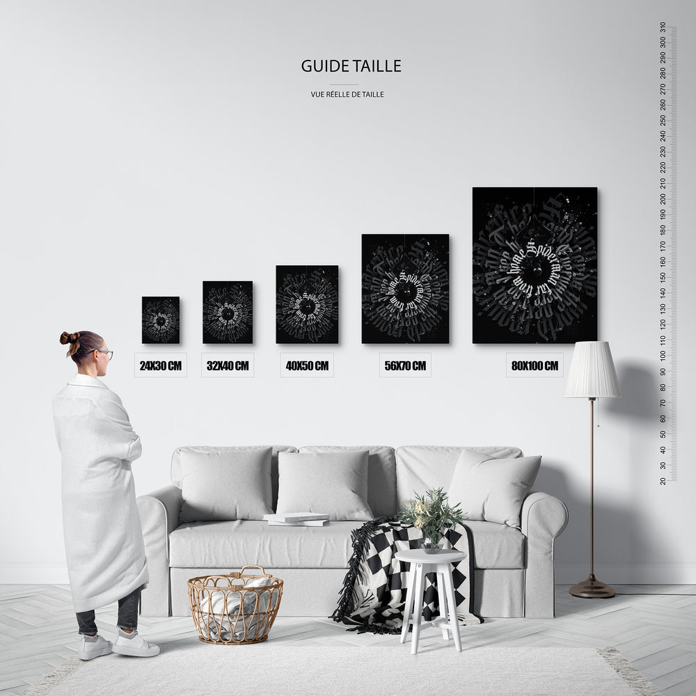 Guide des tailles : le tirage présenté dans ses 5 formats de vente, à l'échelle réelle sur un mur de salon, avec une règle en centimètres.