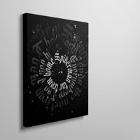 Le tableau accroché en situation dans un intérieur meublé.