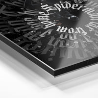 Gros plan du relief : la surépaisseur d'encre en lumière rasante sur aluminium Dibond.