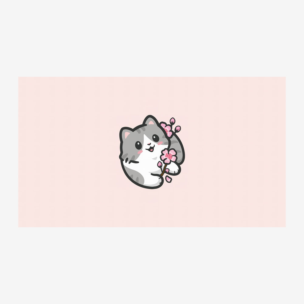 Un chat gris et blanc aux grands yeux souriant, orné de branches de fleurs roses sur un fond rose poudré.