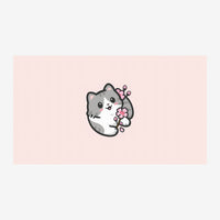 Un chat gris et blanc aux grands yeux souriant, orné de branches de fleurs roses sur un fond rose poudré.