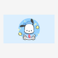 Un petit animal blanc aux oreilles noires, vêtu d'une tenue bleue et d'un nœud rose, assis dans une aura bleue pâle entourée.