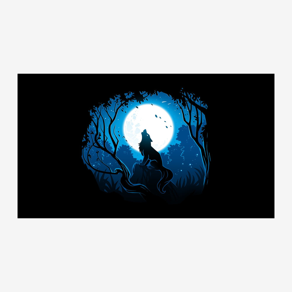 Silhouette d'un loup hurlant vers une grande lune blanche, encadré par des arbres noueux sur un ciel bleu nuit.