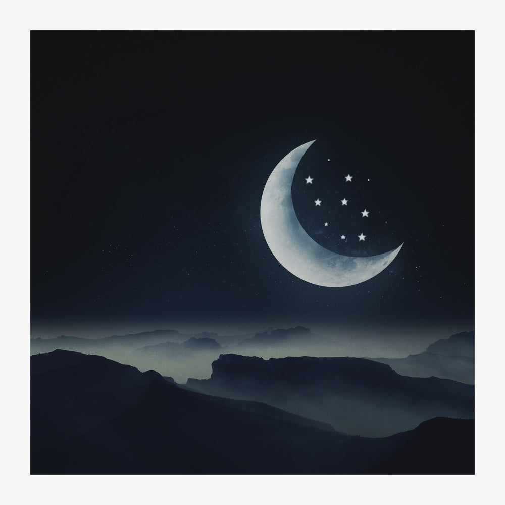 Une lune croissant blanche et brillante domina un ciel étoilé au-dessus de silhouettes de montagnes dans un paysage nocturne.