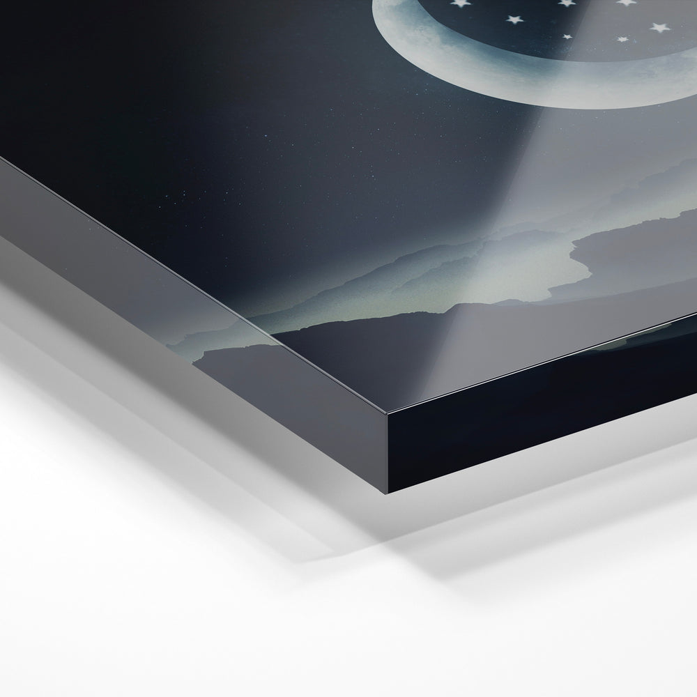Gros plan de la matière : le tirage sous verre acrylique, tranche transparente visible.