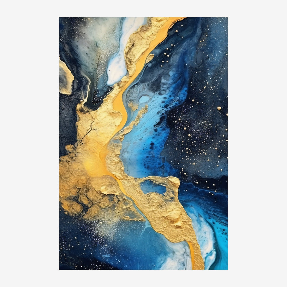 Composition abstraite de marbrure présentant des formes fluides bleu foncé et dorées avec des touches noires et des points.