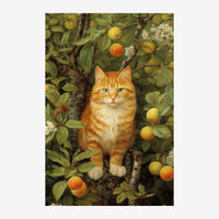 Un chat roux aux yeux verts assis parmi les branches d'un oranger, entouré de fleurs blanches et de fruits jaunes et orangés.