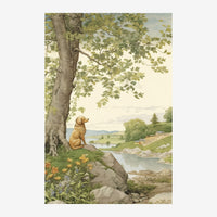 Un chien roux assis à l'ombre d'un grand arbre près d'une rivière, avec des fleurs sauvages au premier plan et un paysage de.