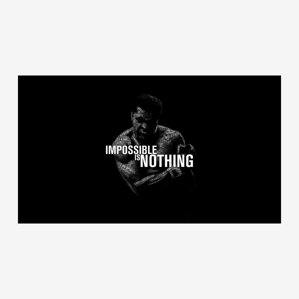 Affiche en noir et blanc représentant un athlète muscl aux traits pointillistes, avec le texte blanc « Impossible is Nothing.