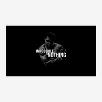 Affiche en noir et blanc représentant un athlète muscl aux traits pointillistes, avec le texte blanc « Impossible is Nothing.