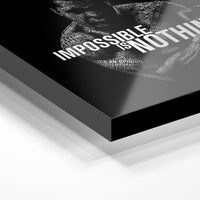 Gros plan de la matière : le tirage sous verre acrylique, tranche transparente visible.