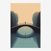 Une silhouette seule se tient debout sur un pont arqué surplombant une rivière calme, encadrée par deux hautes falaises.
