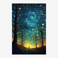 Une silhouette solitaire marche dans une forêt entre de grands arbres vers un horizon éclairé au coucher de soleil doré, le.