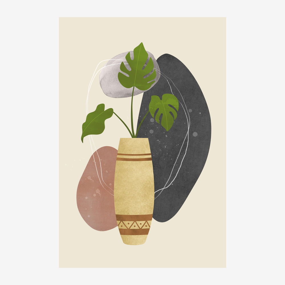Un vase beige contenant une monstera aux feuilles vertes, entouré de formes abstraites en gris et terracotta sur fond beige.