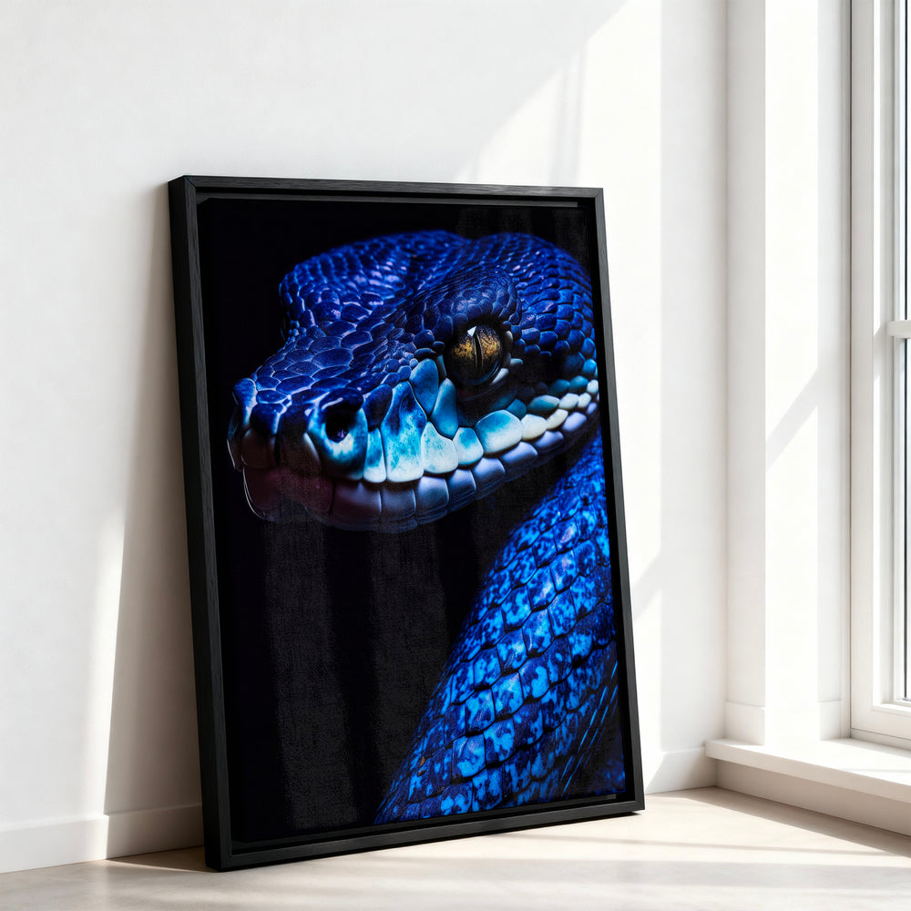 Le tableau accroché en situation dans un intérieur meublé.