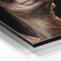 Gros plan de la matière : le tirage contrecollé sur aluminium Dibond mat, tranche visible.