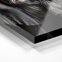 Gros plan de la matière : le tirage sous verre acrylique, tranche transparente visible.