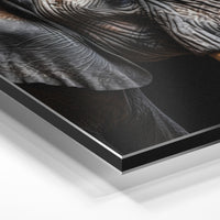 Gros plan de la matière : le tirage contrecollé sur aluminium Dibond mat, tranche visible.