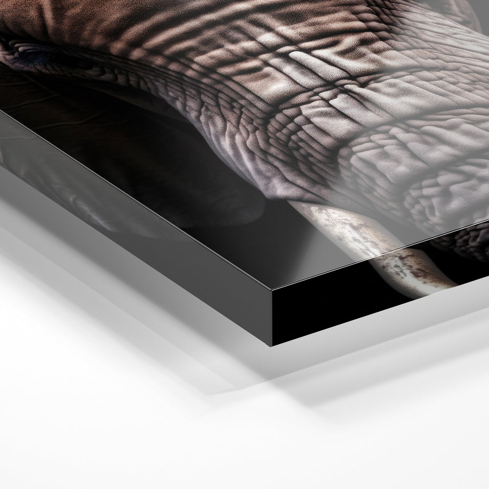 Gros plan de la matière : le tirage sous verre acrylique, tranche transparente visible.