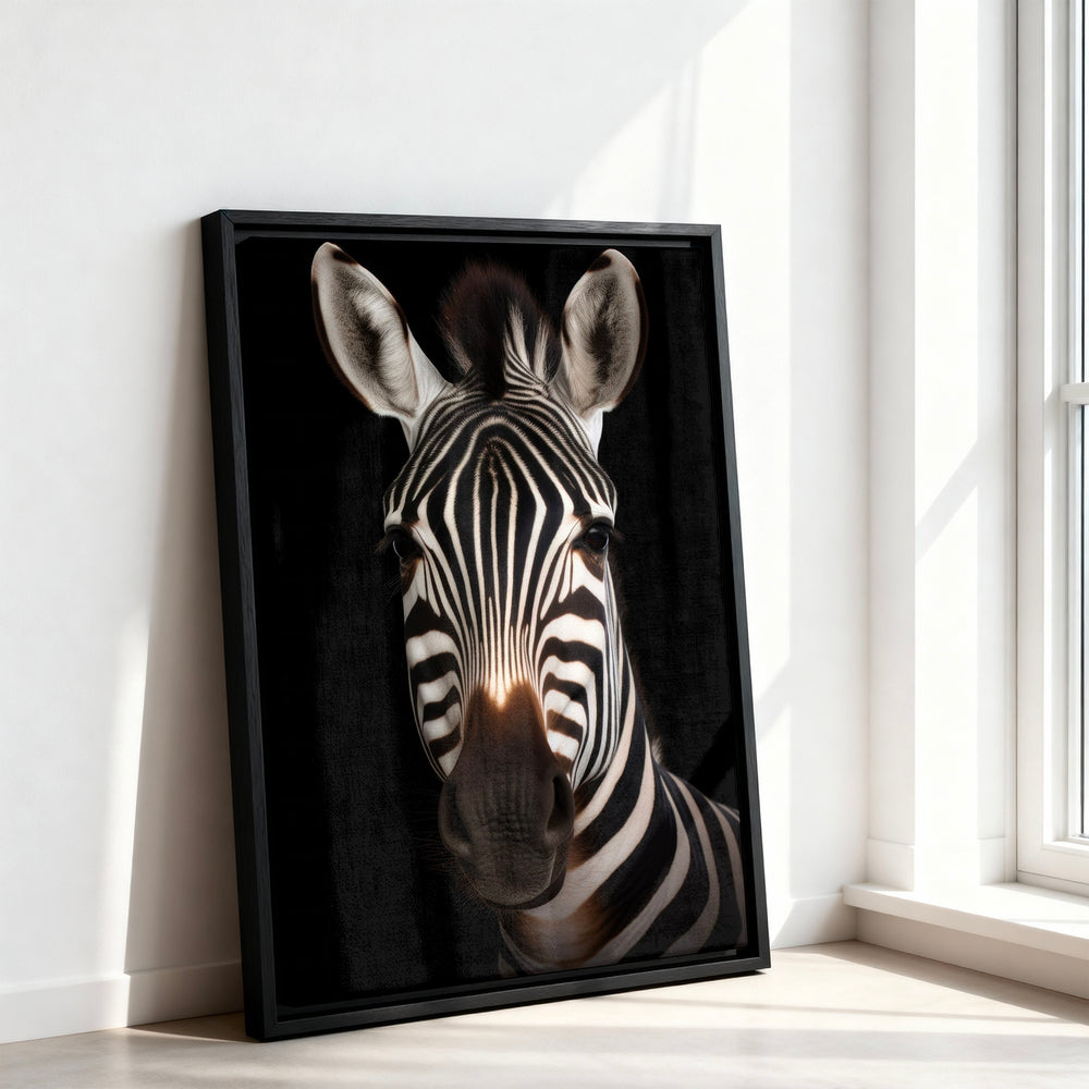 Le tableau accroché en situation dans un intérieur meublé.