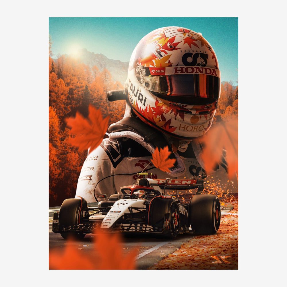 Un casque de course blanc et rouge avec motifs au-dessus d'une monoplace de course blanche et orange sur fond de montagnes.