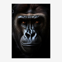 Portrait en gros plan d'un grand primate au visage noir détaillé, aux yeux ambre lumineux sur fond noir.