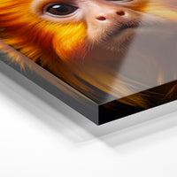 Gros plan de la matière : le tirage sous verre acrylique, tranche transparente visible.