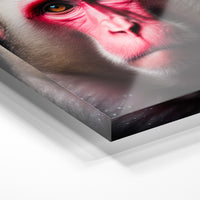 Gros plan de la matière : le tirage sous verre acrylique, tranche transparente visible.