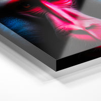 Gros plan de la matière : le tirage sous verre acrylique, tranche transparente visible.