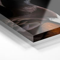 Gros plan de la matière : le tirage sous verre acrylique, tranche transparente visible.