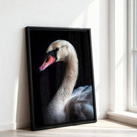 Le tableau accroché en situation dans un intérieur meublé.