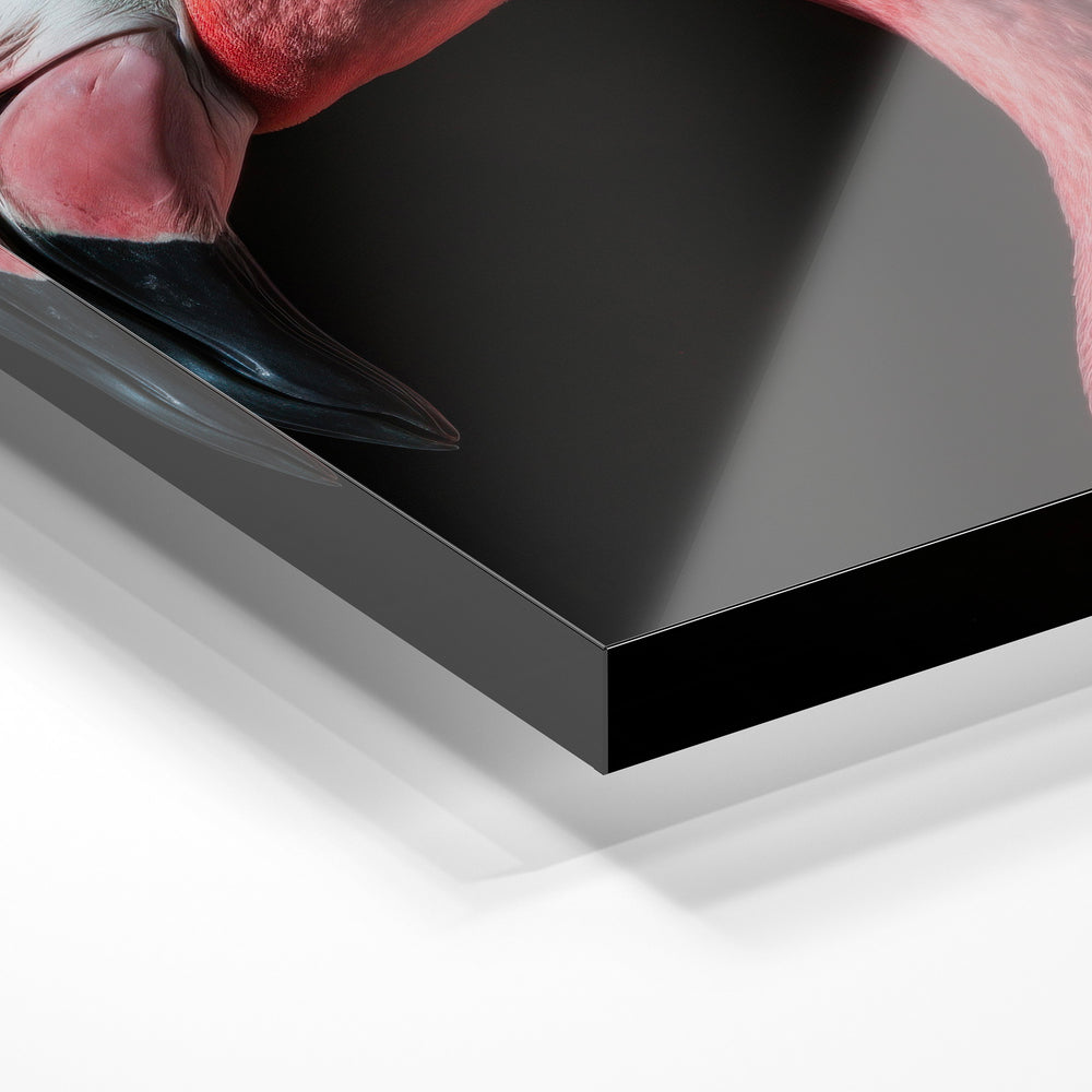 Gros plan de la matière : le tirage sous verre acrylique, tranche transparente visible.