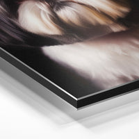 Gros plan de la matière : le tirage contrecollé sur aluminium Dibond mat, tranche visible.