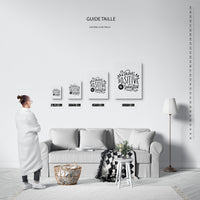 Guide des tailles : le tirage présenté dans ses 4 formats de vente, à l'échelle réelle sur un mur de salon, avec une règle en centimètres.