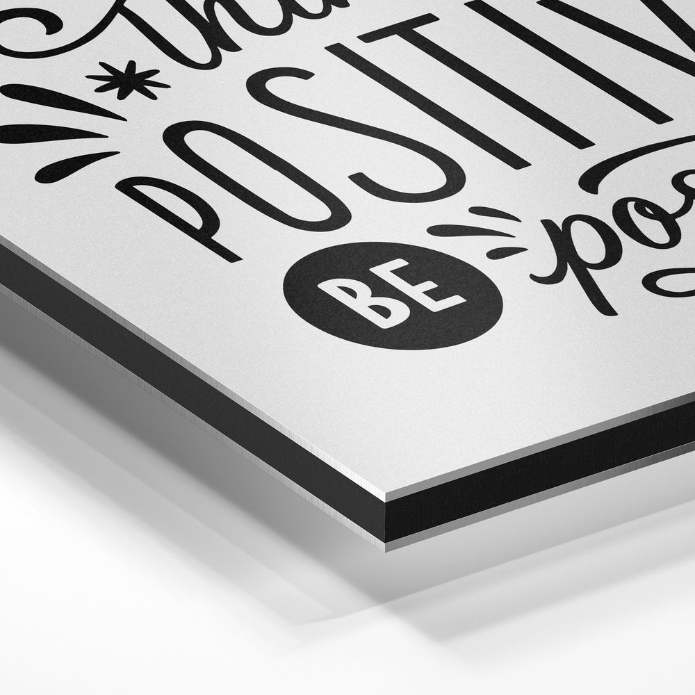 Gros plan de la matière : le tirage contrecollé sur aluminium Dibond mat, tranche visible.