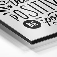 Gros plan de la matière : le tirage contrecollé sur aluminium Dibond mat, tranche visible.