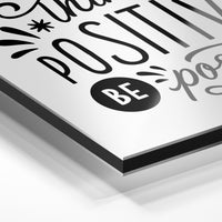 Gros plan du relief : la surépaisseur d'encre en lumière rasante sur aluminium Dibond.