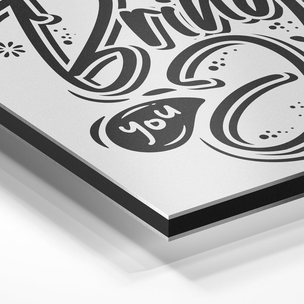 Gros plan de la matière : le tirage contrecollé sur aluminium Dibond mat, tranche visible.