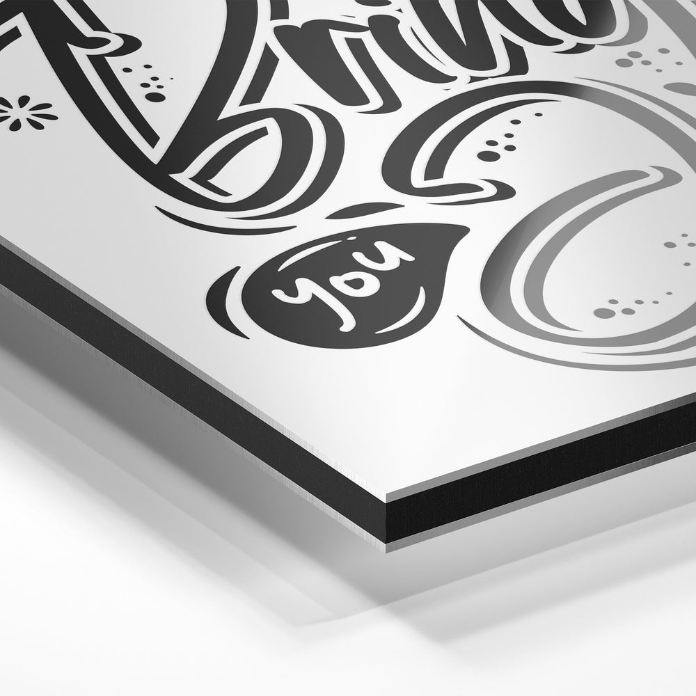 Gros plan du relief : la surépaisseur d'encre en lumière rasante sur aluminium Dibond.