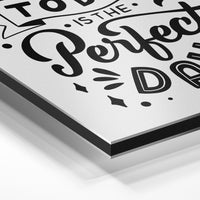 Gros plan de la matière : le tirage contrecollé sur aluminium Dibond mat, tranche visible.